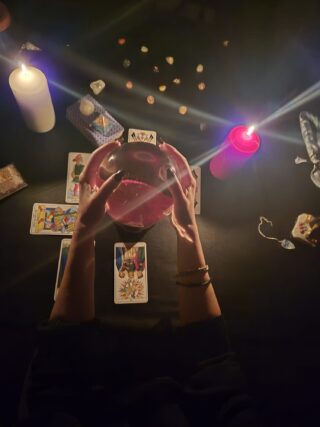 Cartomanzia con palla magica, tarocchi e pendolo in rituale intuitivo